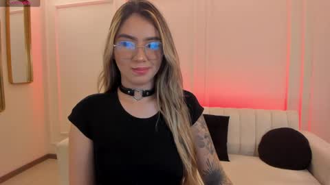 Maddi Collins online show from May 23, 11:39 am