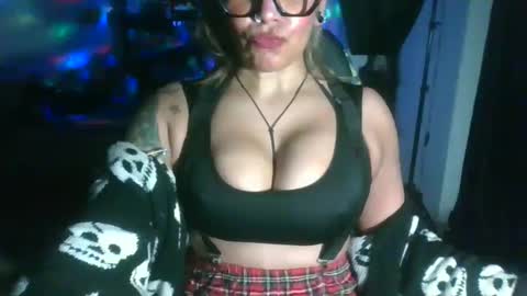 Snapshot of madisonjayde77 chatting on January 28, 4:18 am MadisonJayde online show from January 28, 4:18 am