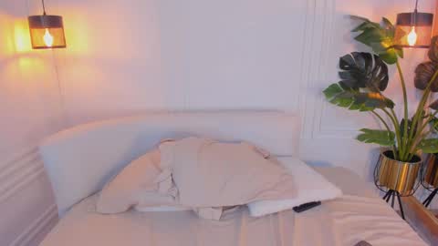 Snapshot of madissonmoore5 chatting on September 9, 1:33 pm madissonmoore5 online show from September 9, 1:33 pm