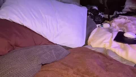 Mae Mariposa  online show from April 11, 7:45 am