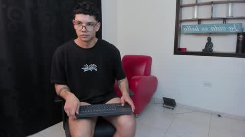 Snapshot of magic_boy01 chatting on December 7, 12:46 am Damian Rivers online show from December 7, 12:46 am