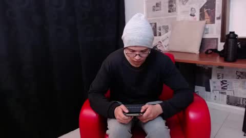Snapshot of magic_boy01 chatting on March 5, 10:43 pm Damian Rivers online show from March 5, 10:43 pm