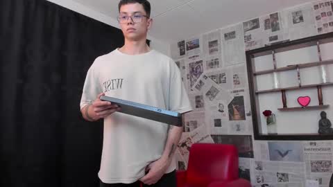 Snapshot of magic_boy01 chatting on February 20, 11:10 pm Damian Rivers online show from February 20, 11:10 pm