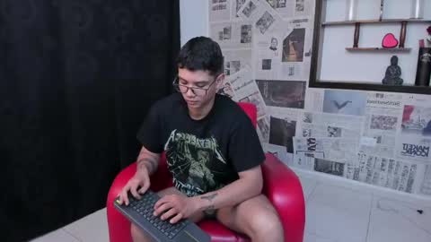 Snapshot of magic_boy01 chatting on March 4, 10:49 pm Damian Rivers online show from March 4, 10:49 pm