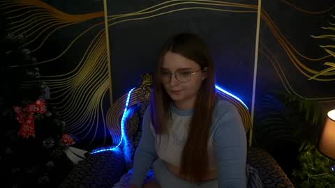 Snapshot of magicpeachhs chatting on January 1, 5:00 pm Emily online show from January 1, 5:00 pm