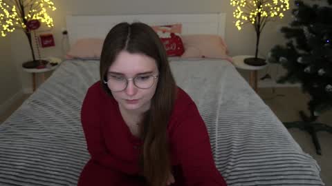 Snapshot of magicpeachhs chatting on December 20, 5:08 pm Emily online show from December 20, 5:08 pm