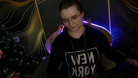 Snapshot of magicpeachhs chatting on January 17, 5:08 pm Emily online show from January 17, 5:08 pm