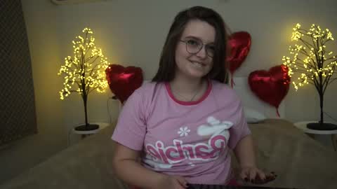 Snapshot of magicpeachhs chatting on February 28, 7:46 pm Emily online show from February 28, 7:46 pm