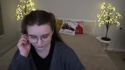 Snapshot of magicpeachhs chatting on January 6, 5:59 pm Emily online show from January 6, 5:59 pm