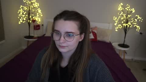 Snapshot of magicpeachhs chatting on January 6, 9:00 pm Emily online show from January 6, 9:00 pm