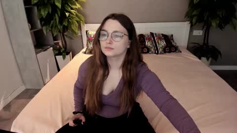 Snapshot of magicpeachhs chatting on September 16, 1:02 pm Emily online show from September 16, 1:02 pm