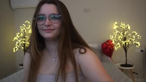 Snapshot of magicpeachhs chatting on March 5, 6:54 am Emily online show from March 5, 6:54 am