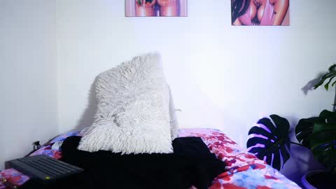 Snapshot of mandy_l33_ chatting on February 8, 1:00 am mandy_l33_ online show from February 8, 1:00 am