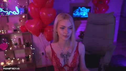 Snapshot of manifreyja chatting on February 15, 2:15 am Amelie online show from February 15, 2:15 am