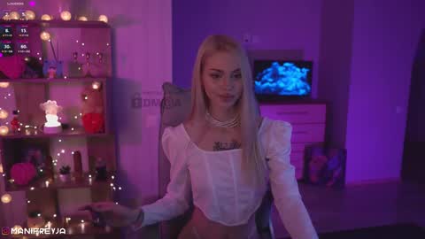 Snapshot of manifreyja chatting on February 12, 11:51 pm Amelie online show from February 12, 11:51 pm