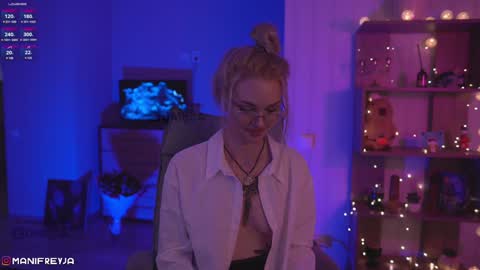 Snapshot of manifreyja chatting on February 5, 6:13 am Amelie online show from February 5, 6:13 am