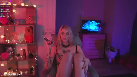 Snapshot of manifreyja chatting on March 9, 11:56 pm Amelie online show from March 9, 11:56 pm