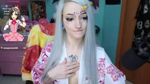 Manuela online show from May 6, 8:15 pm