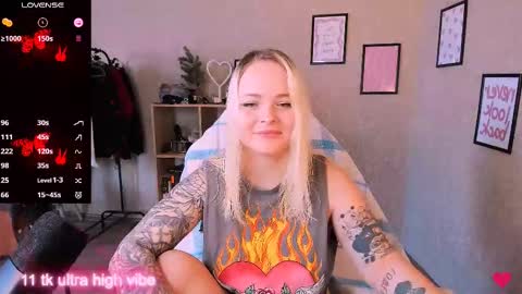 Snapshot of marcelinepeach chatting on February 28, 9:04 am Sara online show from February 28, 9:04 am