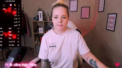 Snapshot of marcelinepeach chatting on February 23, 5:29 pm Sara online show from February 23, 5:29 pm