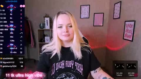 Snapshot of marcelinepeach chatting on February 22, 2:41 pm Sara online show from February 22, 2:41 pm
