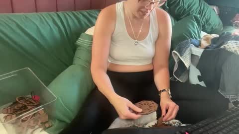 Elle online show from February 2, 4:58 pm