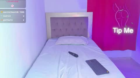 HELLO GUYS IM NEW online show from March 10, 12:50 am