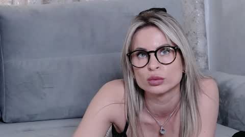 Snapshot of mariamilan_ chatting on December 26, 8:28 am Maria online show from December 26, 8:28 am
