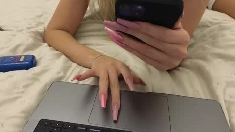 Mia online show from December 8, 6:28 pm