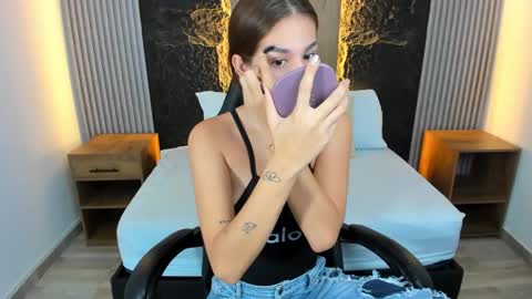 Snapshot of maroly_21 chatting on February 13, 1:40 am Maly online show from February 13, 1:40 am