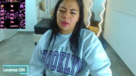 Snapshot of martina_tay chatting on February 4, 12:51 am Hey im martina online show from February 4, 12:51 am