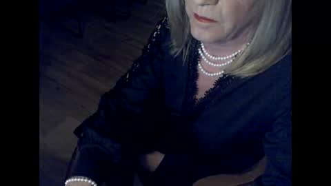 Snapshot of martinamae chatting on December 1, 4:32 pm Martina Mae online show from December 1, 4:32 pm