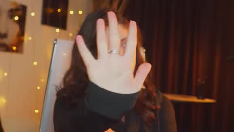 Mary Miller online show from September 26, 2:47 pm