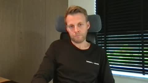 Snapshot of max_straight_1 chatting on October 14, 8:39 am Max take off clothes online show from October 14, 8:39 am
