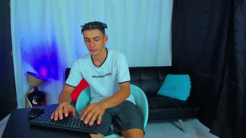 Snapshot of max_wild01 chatting on March 12, 6:32 pm MAX online show from March 12, 6:32 pm
