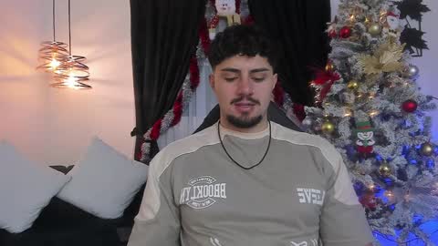 Snapshot of maximo_rodriguez chatting on December 22, 5:11 am Maximo online show from December 22, 5:11 am