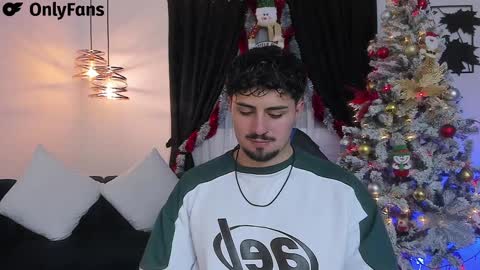 Snapshot of maximo_rodriguez chatting on December 30, 2:42 am Maximo online show from December 30, 2:42 am