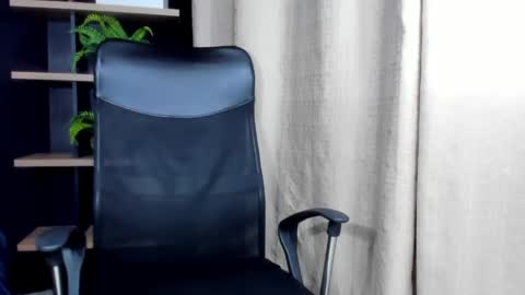 maxvolturi_ online show from May 18, 11:33 pm