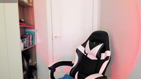 Mia online show from December 17, 3:02 am