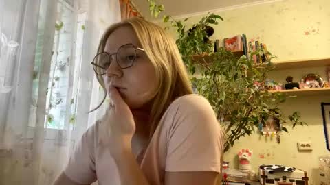 Lola online show from October 10, 11:05 am