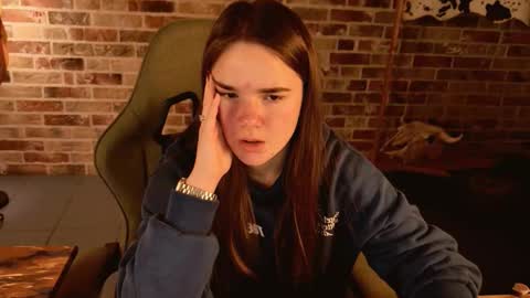 maybloom_ online show from November 21, 9:40 am