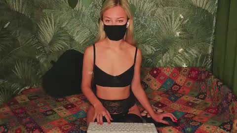 meeeewmeeeeow online show from October 10, 9:30 pm