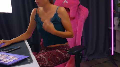 Snapshot of meek_cutie chatting on September 22, 12:04 am meek_cutie online show from September 22, 12:04 am