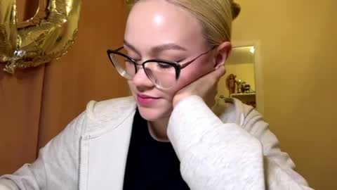 Mia online show from April 9, 3:07 pm