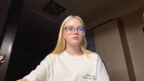 Mia online show from February 16, 7:45 pm