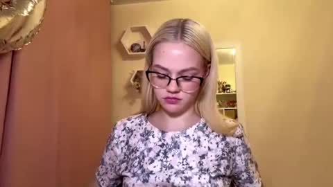 Mia online show from April 11, 3:38 pm