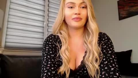 Snapshot of melani_a chatting on December 13, 12:50 pm Melania online show from December 13, 12:50 pm