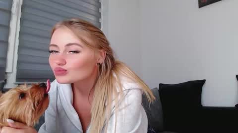 Snapshot of melani_a chatting on September 19, 11:47 am Melania online show from September 19, 11:47 am
