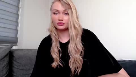 Snapshot of melani_a chatting on December 11, 11:08 am Melania online show from December 11, 11:08 am
