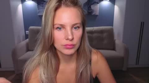 Melanie Bennett online show from October 18, 6:39 am